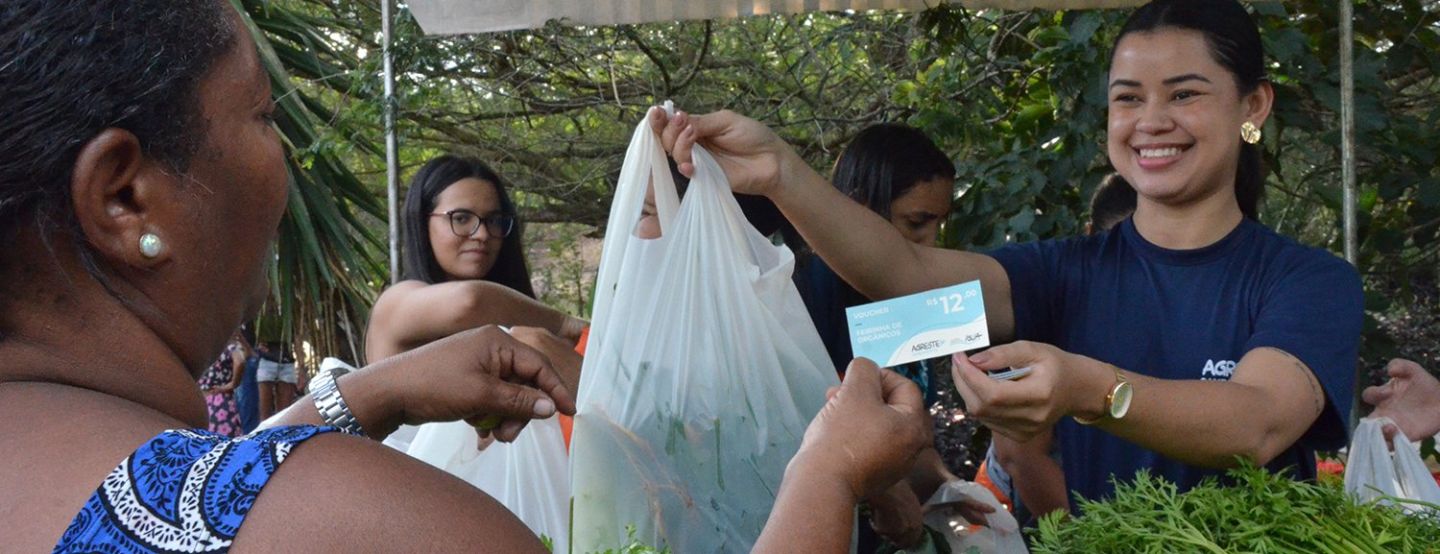 Agreste Saneamento promove feira de orgânicos